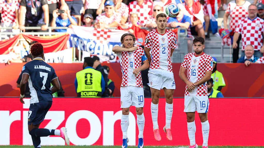 Josip Stanisic springt in einer Abwehrmauer nach dem Ball.