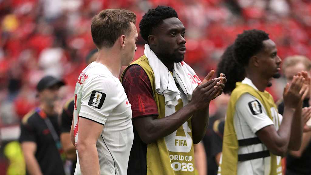 Alphonso Davies applaudiert in Richtung der Fans nach Abpfiff des WM-Spiels Kanada gegen die Schweiz