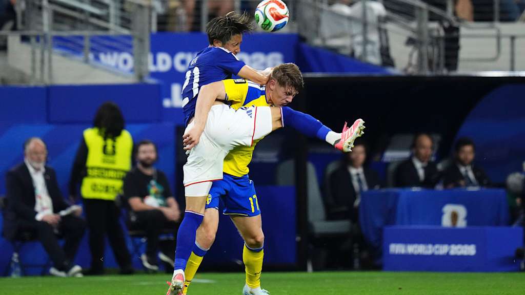 Hiroki Ito im Zweikamps mit seinem schwedischen Gegenspieler im WM-Spiel der Japaner.