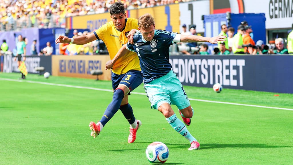 Joshua Kimmich im Zweikampf mit Piero Hincapie