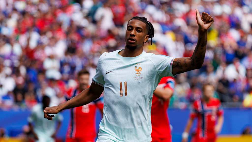 Michael Olise jubelt beim 4:1-Sieg von Frankreich gegen Norwegen und streckt den Daumen nach oben