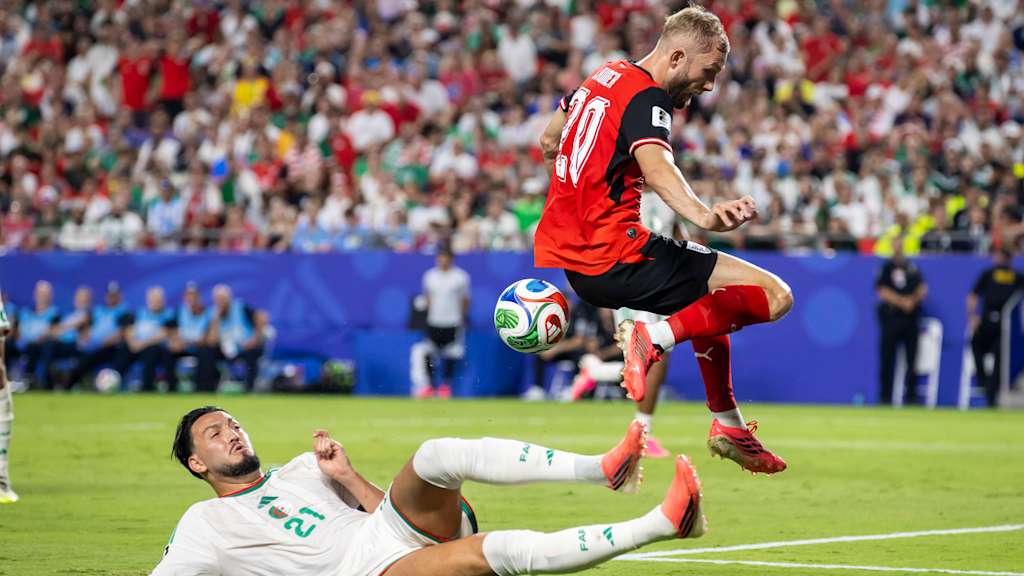 Konrad Laimer springt sehenswert über eine Grätsche.