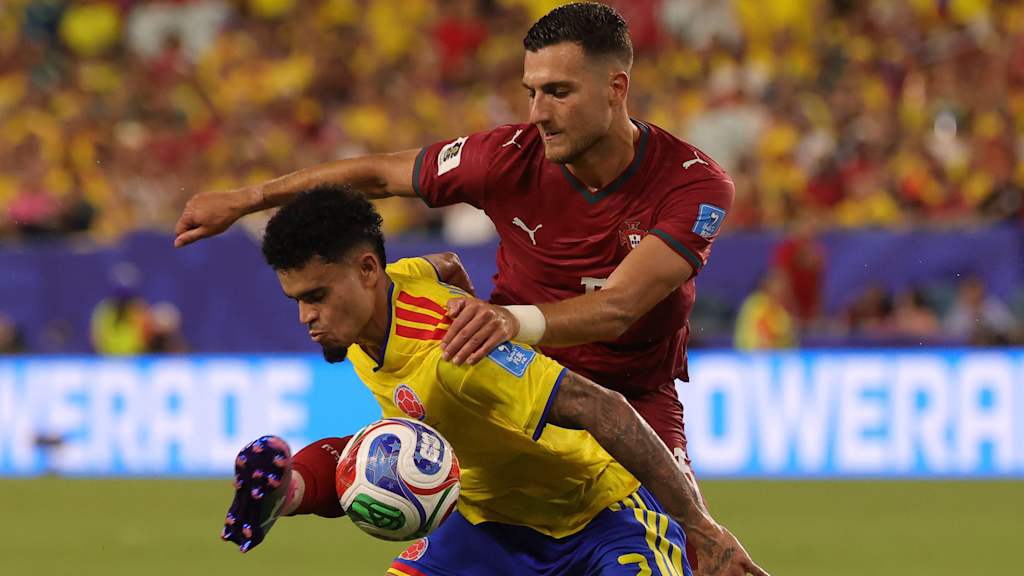 Luis Díaz schirmt den Ball gekonnt gegen einen Gegenspieler ab