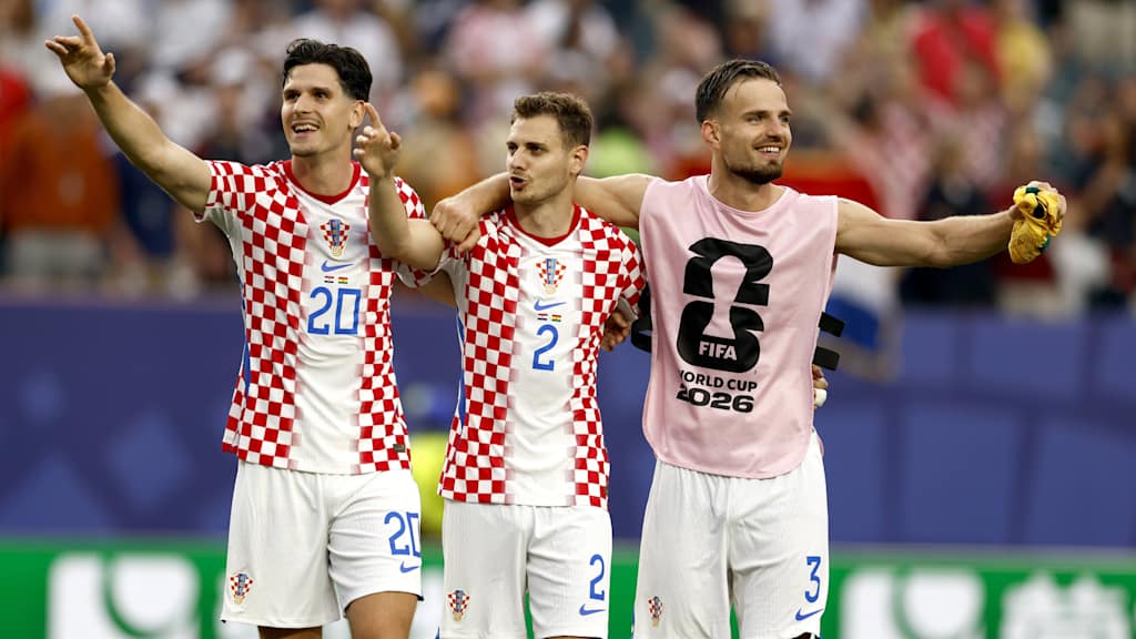 Josip Stanišić jubelt mit Mitspielern
