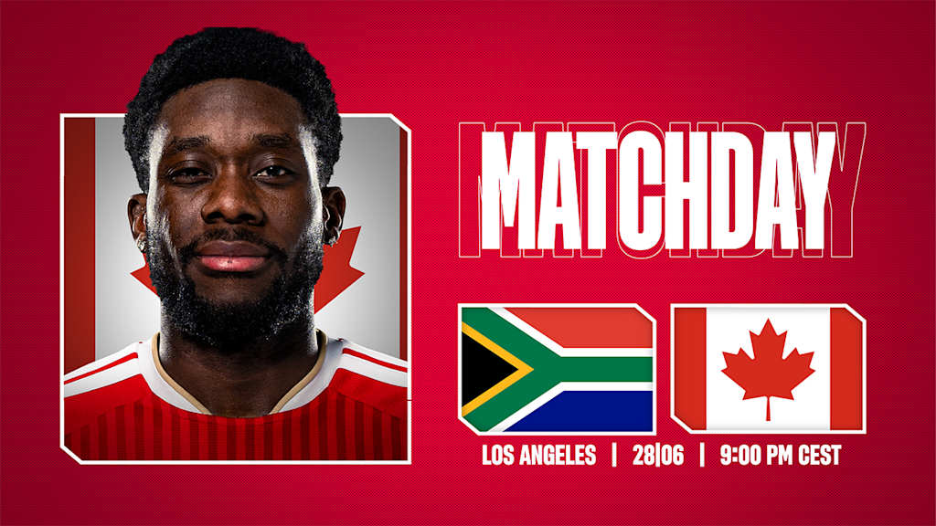 Alphonso Davies vor den Flaggen von Südafrika und Kanada