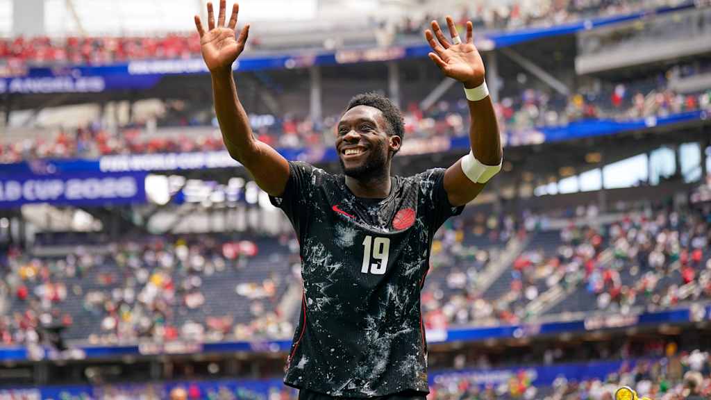 Alphonso Davies winkt ins Publikum