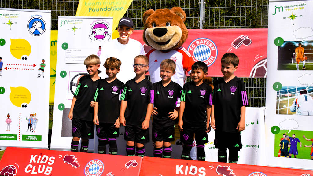 Besuch Jamal Musiala Fundation beim Fußballcamp im Aschheim
