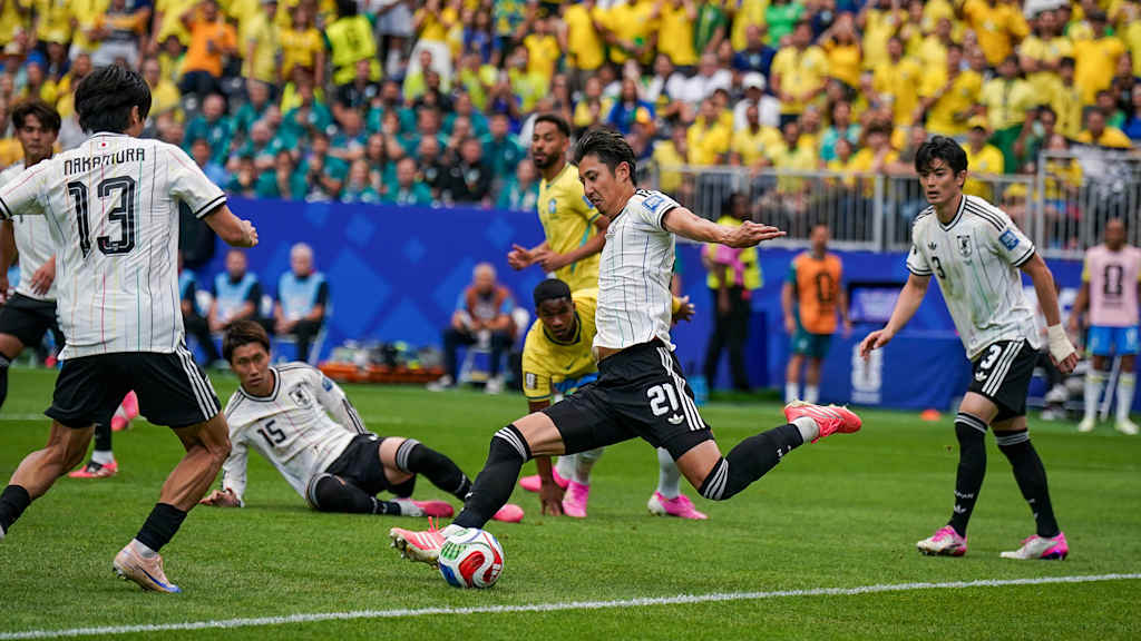 Hiroki Ito schießt im Spiel gegen Brasilien den Ball.