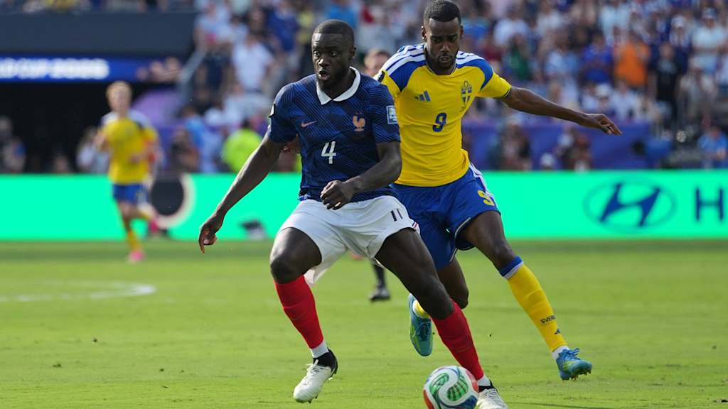 Upamecano im Zweikampf mit Isak im Spiel Frankreich gegen Schweden