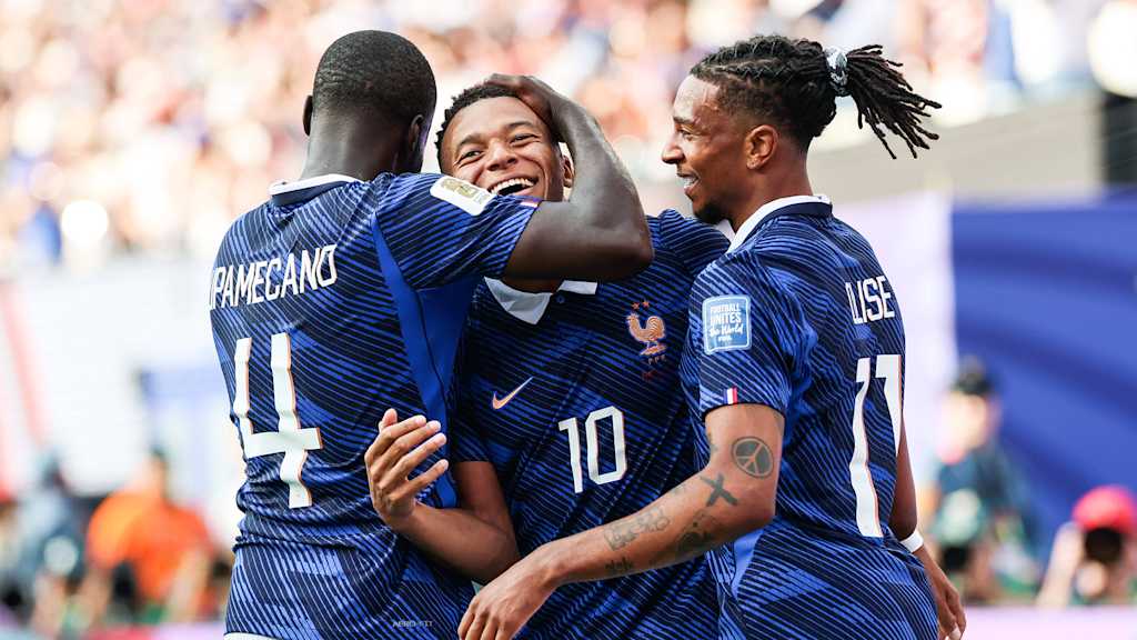 Upamecano, Mbappe und Olise bejubeln ein Frankreich-Tor gegen Schweden