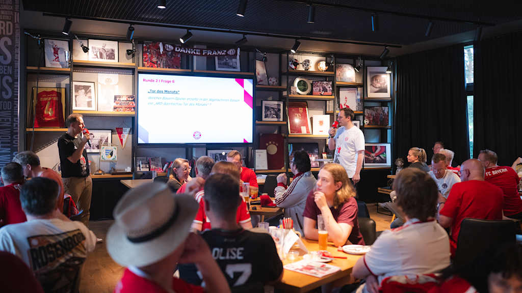 Martin Kummer und Fabian Raabe stellen eine Frage beim FC Bayern Mitgliederquiz