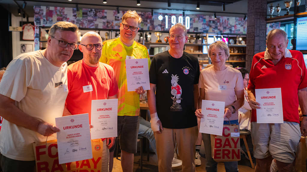 Prof. Dr. Dieter Mayer gemeinsam mit Diaz Denkfabrik, den Gewinnern des 4. Mitgliederquiz des FC Bayern