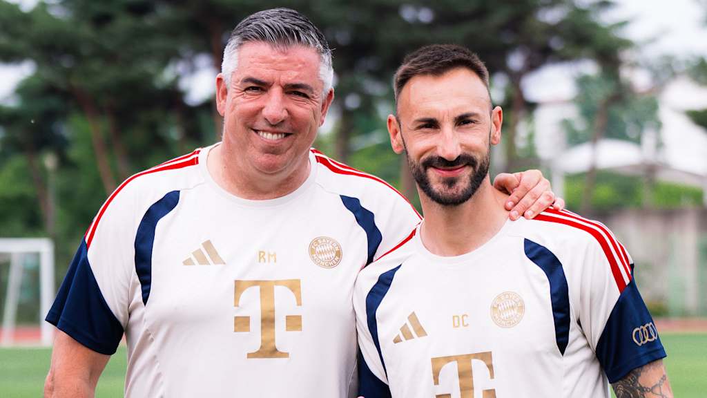 Roy Makaay and Diego Contento smiling
