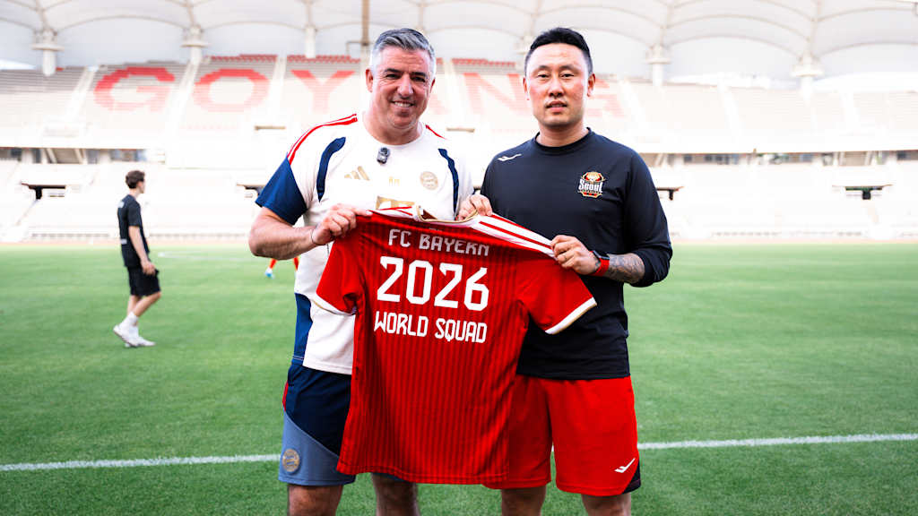Roy Makaay presenting an FC Seoul official with a shirt.