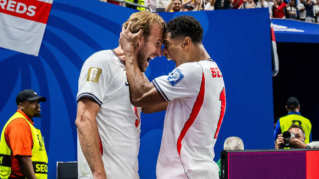 Harry Kane bejubelt mit Mitspieler Jude Bellingham seinen Doppelpack gegen den Kongo mit England im Sechzehntelfinale der WM