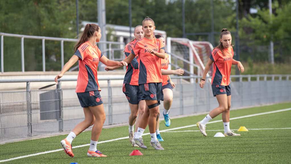 Die FC Bayern Frauen II während einer Trainingseinheit am FC Bayern Campus.