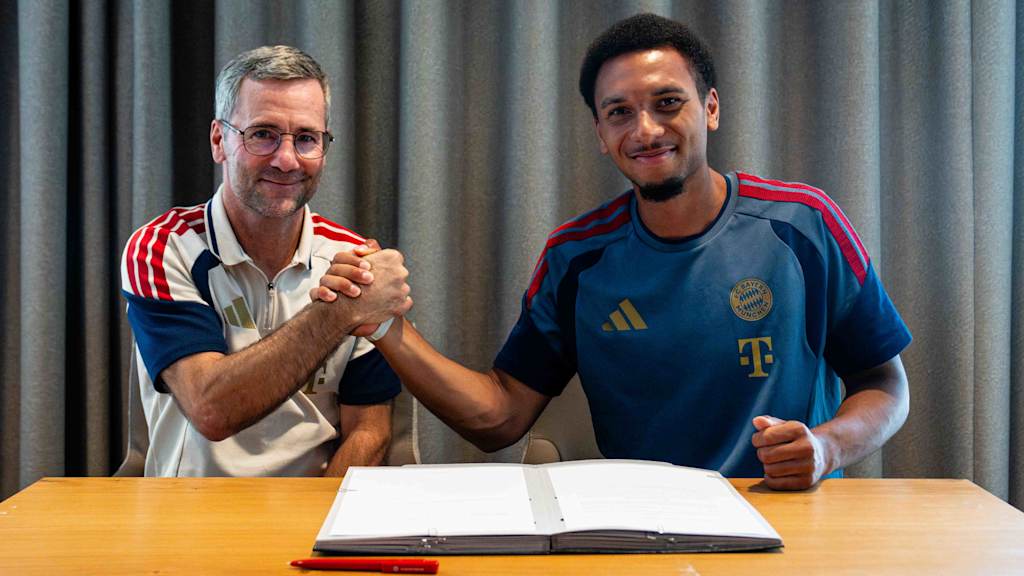Michael Wiesinger (li.) und Vincent Manuba (re.) schlagen ein.