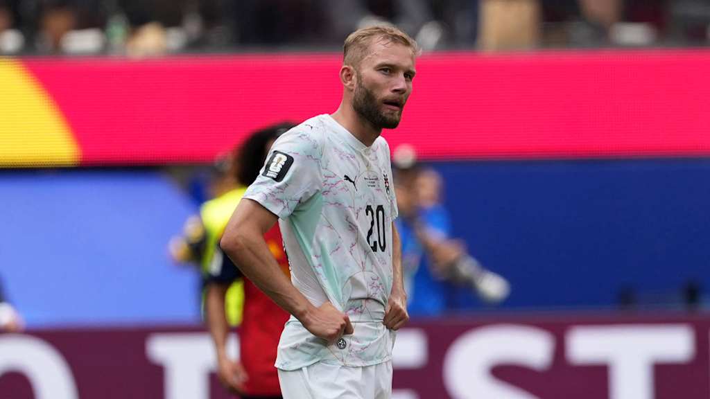 Konrad Laimer schaut nach der Niederlage gegen Spanien traurig