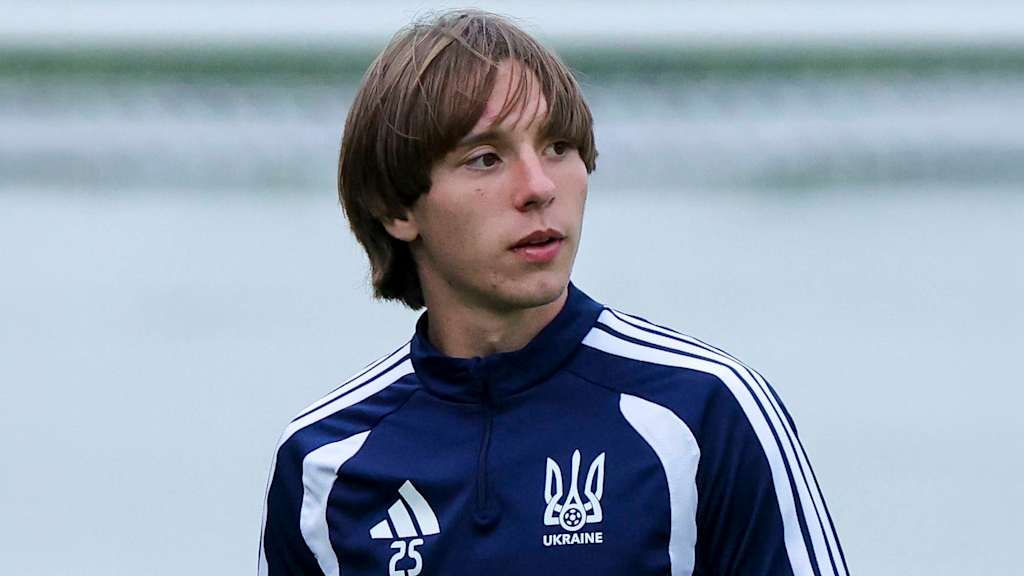 Bogdan Olychenko schaut im Ukraine-Pullover nach links.