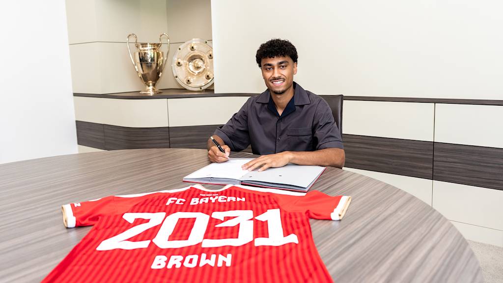 Nathaniel Brown unterschreibt einen Vertrag beim FC Bayern