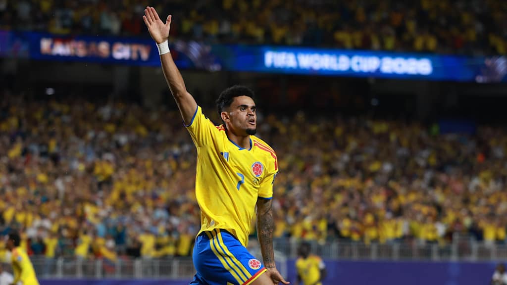 Luis Díaz celebra con la camiseta amarilla de la Selección Colombia contra Ghana.