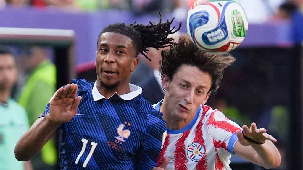 Michael Olise gewinnt einen Zweikampf gegen Paraguay