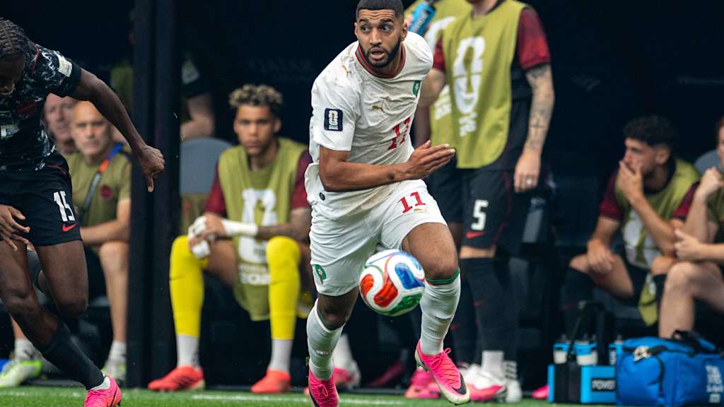 Ismael Saibari hat den Ball am Fuß