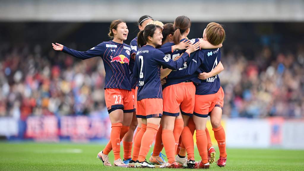 Die Spielerinnen von RB Omiya Ardija liegen sich nach einem Tor in den Armen.