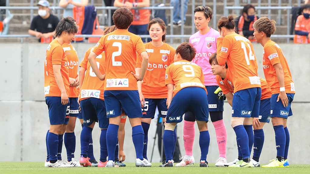 Die Spielerinnen von Omiya Ardija Ventus stehen vor Anpfiff zusammen.