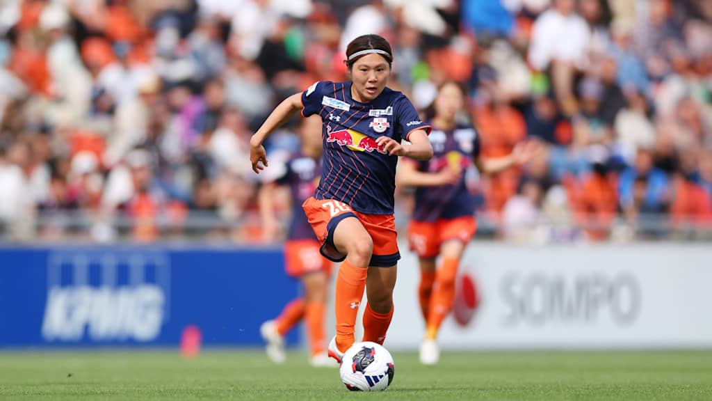 Mia Kadowaki für RB Omiya Ardija am Ball.