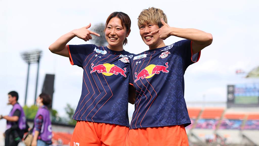 Hanon Nishio und Yuma Saito bejubeln einen Treffer.