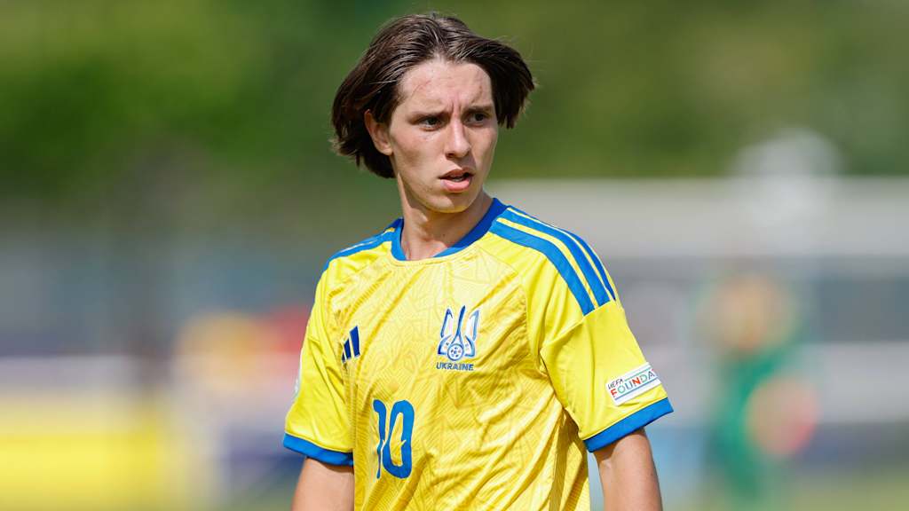 Bogdan Olychenko schaut im Ukraine-Trikot nach links.
