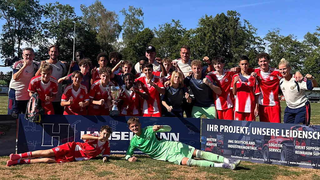 Die U15 Mannschaft jubelt auf einem Gruppenfoto.