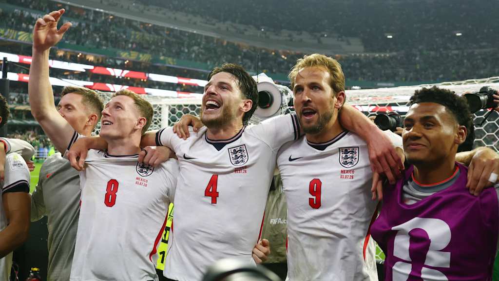 Harry Kane Arm in Arm mit Mitspielern vor der englischen Fankurve