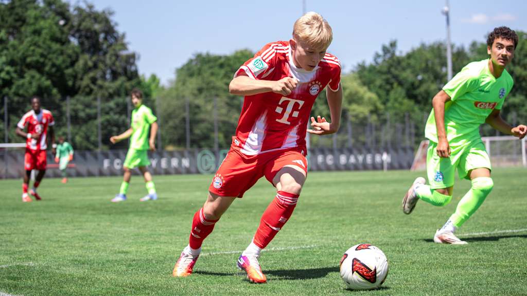 Linus Ludwig dribbelt am Ball.