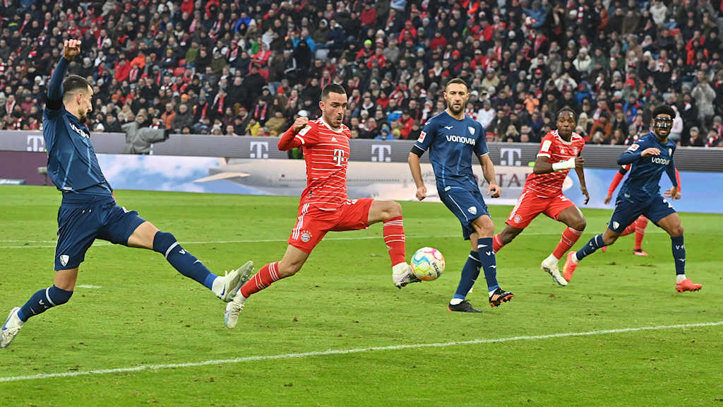 Arijon Ibrahimovic beim Torschuss im Bundesliga-Spiel des FC Bayern gegen den VfL Bochum