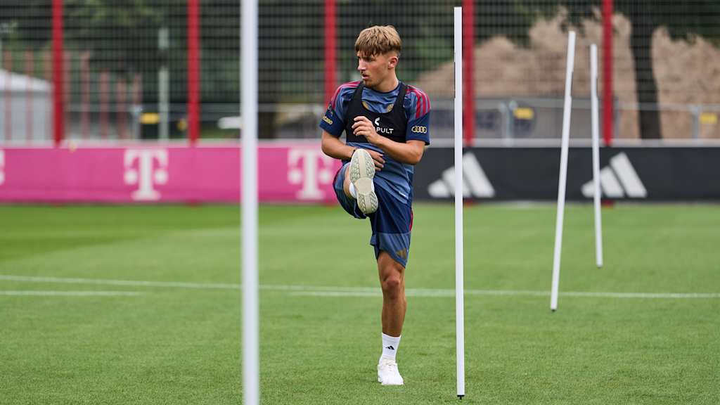 Lennart Karl bei kordinativen Übungen auf dem Trainingsplatz des FC Bayern