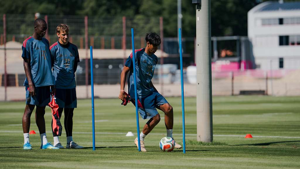 Aryan Bose vom FC Bayern World Squad dribbelt im Training