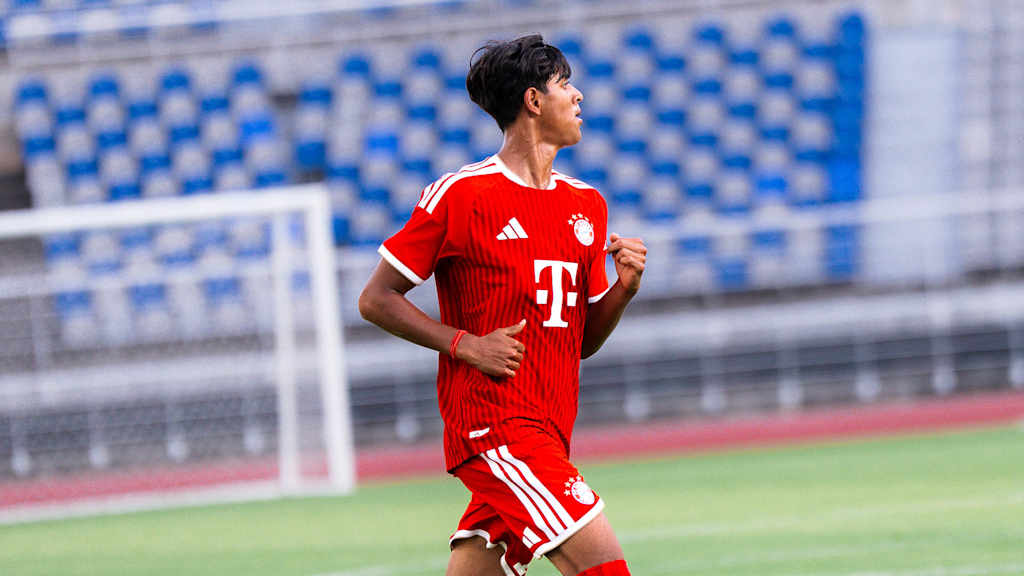 Aryan Bose vom FC Bayern World Squad in einem Spiel im FCB-Trikot