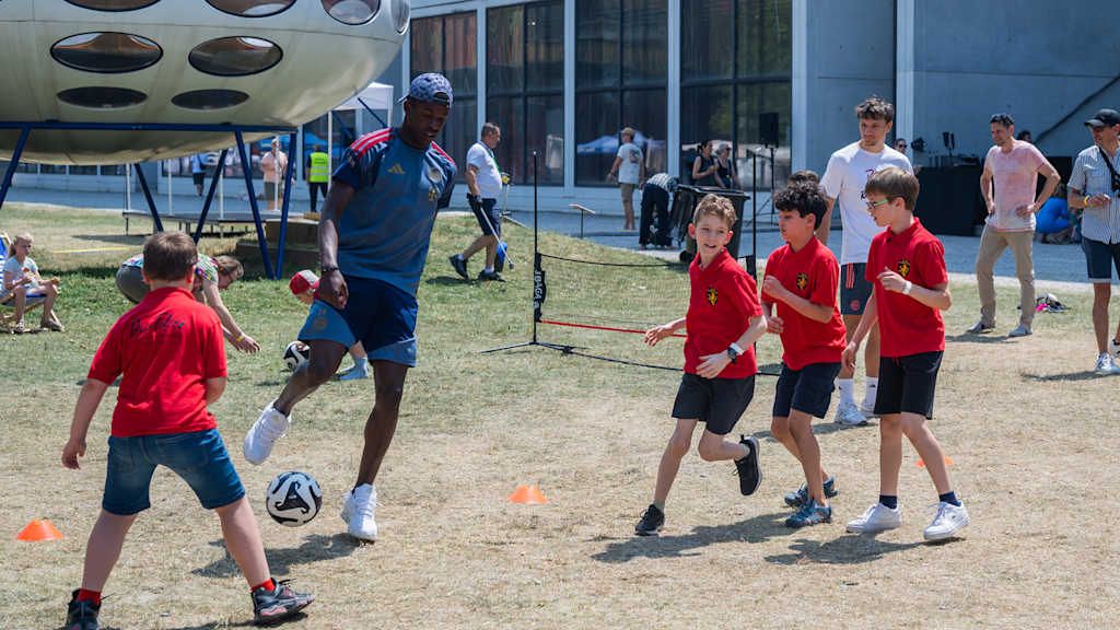 Bastian Assomo vom FC Bayern spielt Fußball mit Kindern beim PIN. Kindertag 2026