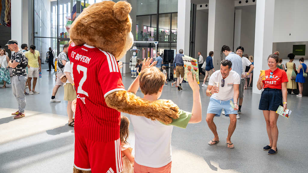 FC Bayern-Maskottchen Berni steht für Fotowünsche bereit beim PIN. Kindertag 2026