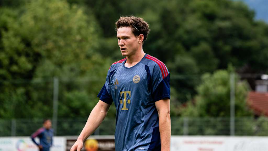 Richard Meier schaut im Training nach links.