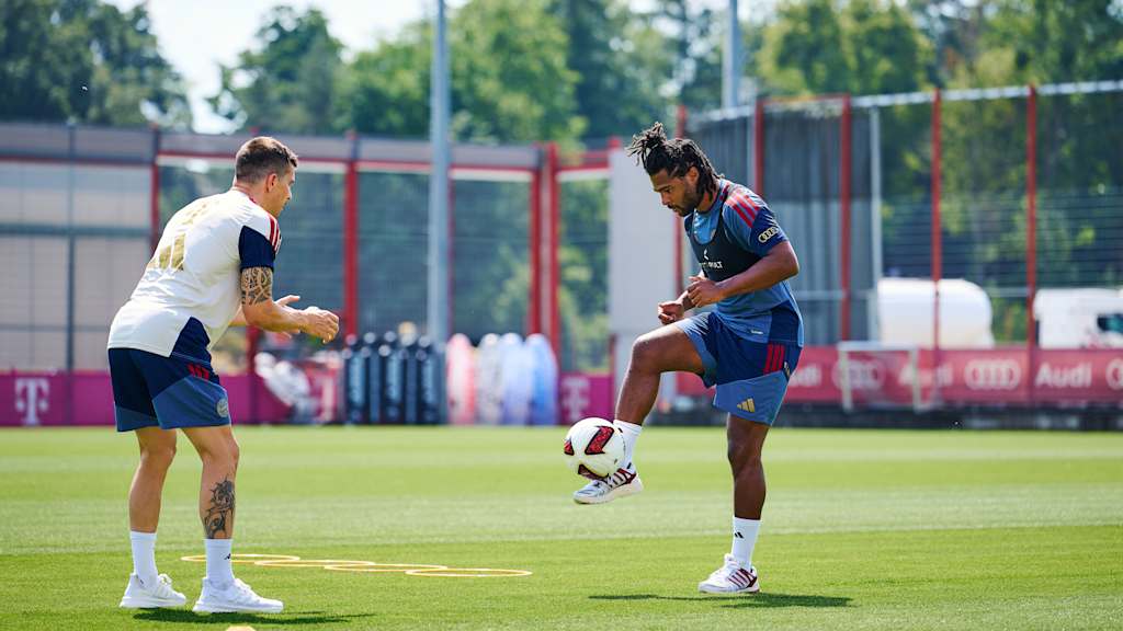Serge Gnabry trainiert in seiner Reha mit einem Athletiktrainer