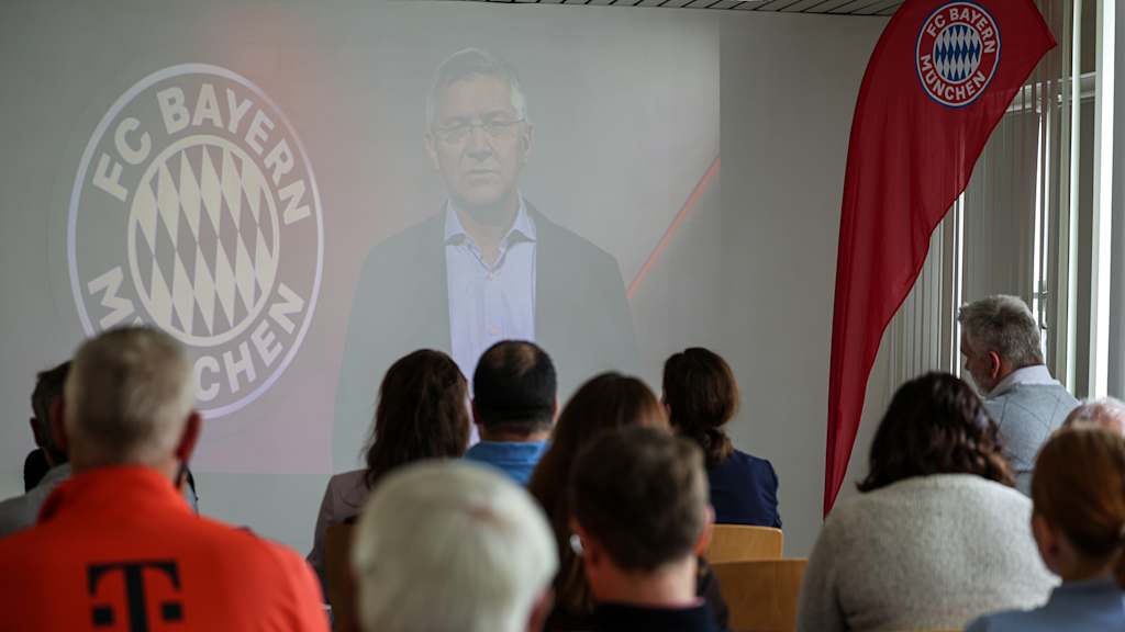Eine Videobotschaft von Herbert Hainer wird gezeigt für Teilnehmereines Workshops für Demenzhelfer beim FC Bayern