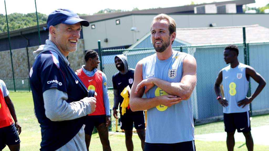 Harry Kane und Thomas Tuchel lachen gemeinsam beim Training der englischen Nationalmannschaft
