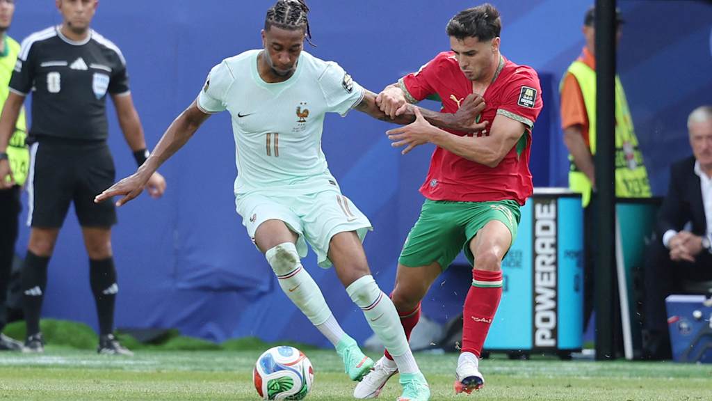Michael Olise im Zweikampf mit einem marokkanischen Spieler