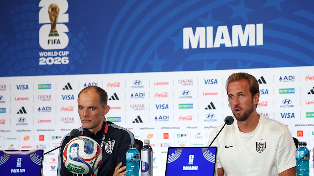 Englangs Nationaltrainer Thomas Tuchel und der Kapitän Harry Kane auf der Pressekonferenz vor dem Viertelfinale gegen Norwegen