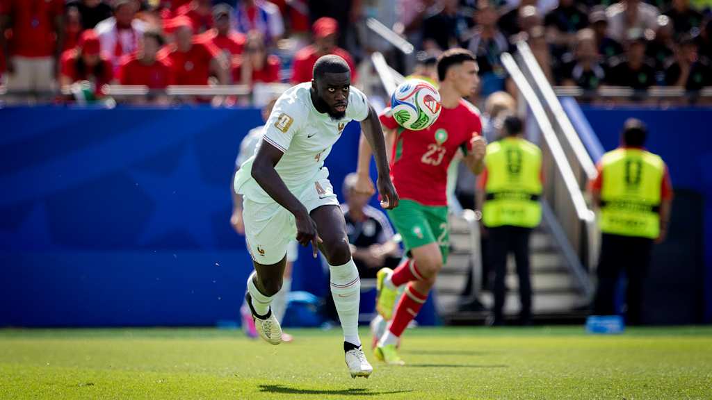 Dayot Upamecano am Ball im WM-Spiel Frankreich gegen Marokko