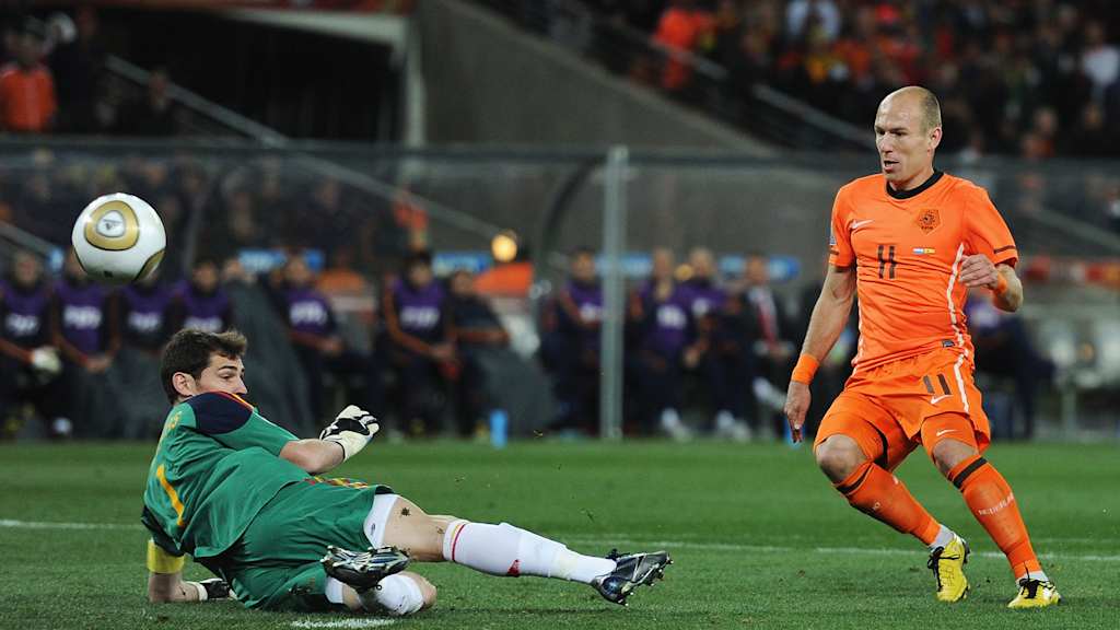 Arjen Robben versucht im WM-Finale 2010 Torhüter Iker Casillas zu überwinden