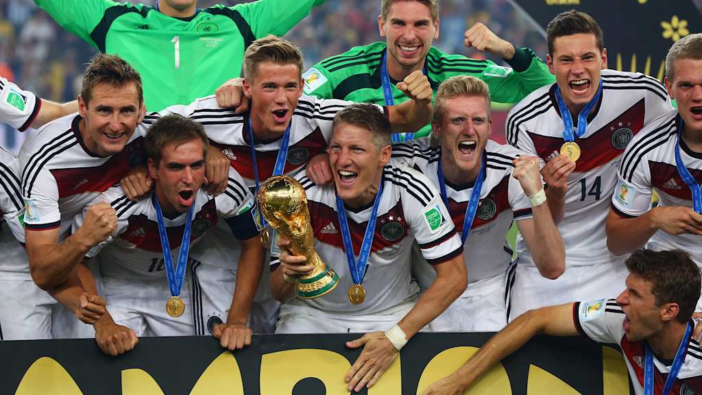 Bastian Schweinsteiger und Teamkollegen jubeln gemeinsam mit dem WM-Pokal